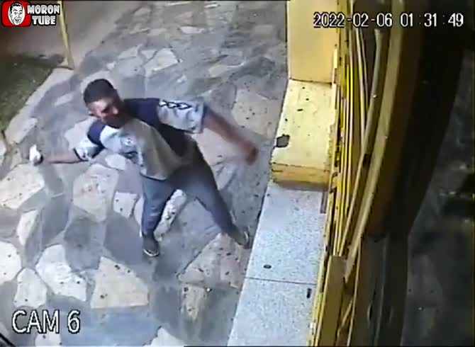 Video :His attempt to rob a bakery fails, but it's hilarious